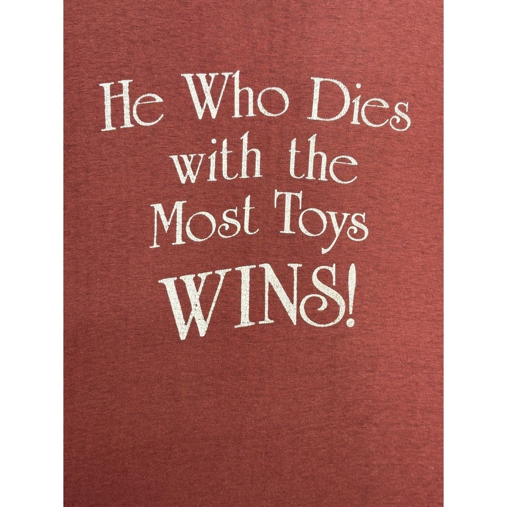 He Who Dies With The Most Toys Wins T-Shirt Mens Maroon XL Vintage 90s Medallion